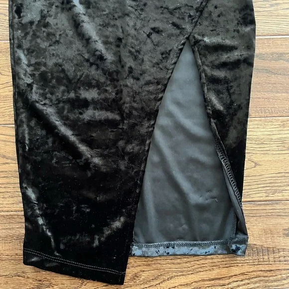 ✨ Black Velvet Strapless Dress ✨ - Picture 2 of 6